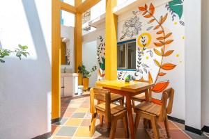 里奧阿查的住宿－Casa Flor Hostel & Drinks，一间厨房,里面配有桌椅