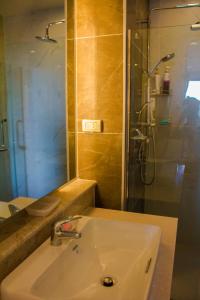 een badkamer met een wastafel en een douche bij 1b-design-50sqm-Astra-ChiangMai in Chiang Mai