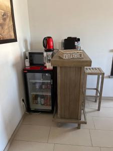 a small refrigerator next to a table in a room at B&B 't Hemelbedje in Nieuwpoort