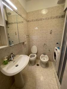 Ένα μπάνιο στο Appartamento 10 m dal mare Casa da zia Lena Maiori