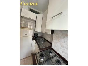Η κουζίνα ή μικρή κουζίνα στο Appartamento 10 m dal mare Casa da zia Lena Maiori +6 φωτογραφίες
