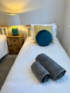 Tempat tidur dalam kamar di Chic little haven - contemporary flat in Hoddesdon