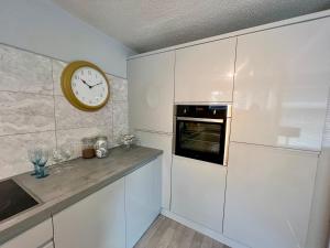 Dapur atau dapur kecil di Chic little haven - contemporary flat in Hoddesdon