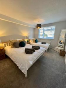 Chic 2BR Haven - Contemporary Flat in Hoddesdon tesisinde bir odada yatak veya yataklar