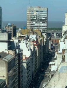 una vista aérea de una ciudad con edificios altos en Corrientes y Esmeralda en Buenos Aires