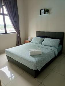 1 dormitorio con cama y ventana en Pangsapuri Desaru Utama Homestay en Bandar Penawar