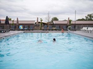 eine Person, die in einem großen Pool schwimmt in der Unterkunft TopParken – Résidence Lichtenvoorde in Lichtenvoorde
