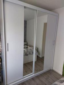 espejo grande en una habitación con dormitorio en Comfortable 2 bedroom house in historic Exeter en Exeter