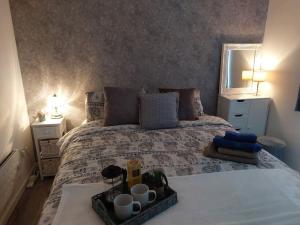 um quarto com uma cama com uma bandeja em Comfortable 2 bedroom house in historic Exeter em Exeter
