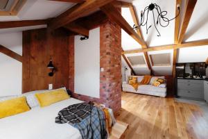 een kamer met een bed en een bakstenen muur bij Gostynin Garden Apartment III in Gostynin
