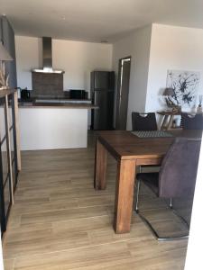 cocina y comedor con mesa de madera en Mare e Monti, en Aléria