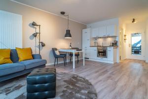 a living room with a blue couch and a table at Bismarck-Koje in Westerland