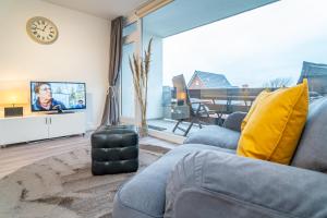 a living room with a couch and a tv at Bismarck-Koje in Westerland