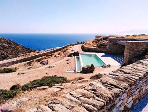 Fotografia z galérie ubytovania Private 4 Br Luxury Peaceful Mylo Villa W 2 Pools Close to Mylpotas Beach v destinácii Mylopotas