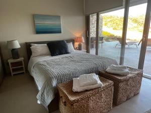 Fotografia z galérie ubytovania Private 4 Br Luxury Peaceful Mylo Villa W 2 Pools Close to Mylpotas Beach v destinácii Mylopotas