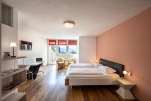 - une chambre avec un lit, une table et un bureau dans l'établissement Appartements Panorama, à Vols am Schlern