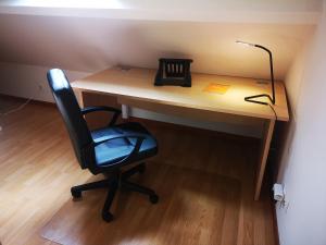 a desk with a chair and a lamp on it at Appartement Chaleureux in Albert