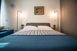 duże łóżko w sypialni z 2 lampami w obiekcie Qu4ttro I Quattro Briganti w mieście Salerno