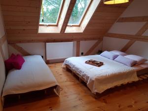 Łóżko lub łóżka w pokoju w obiekcie Siedlisko pod Krukiem - Dom Gościnny