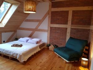 Łóżko lub łóżka w pokoju w obiekcie Siedlisko pod Krukiem - Dom Gościnny