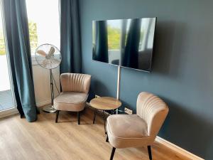 オッフェンバッハにあるRiver Main I Taunus View I Workplace I Kitchenのリビングルーム(椅子2脚、ファン付)