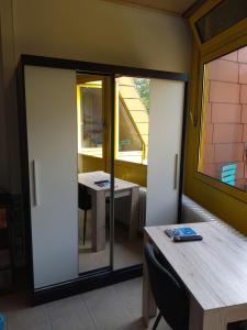 um quarto com uma porta de vidro deslizante e uma mesa em Tante Emma Sydney em Paderborn