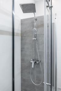 een douche met een douchekop in de badkamer bij Gogi Ski Resort in Goedaoeri