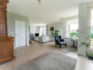 - un salon avec une chaise et un canapé dans l'établissement Holiday home with wide views and garden, à Balkbrug