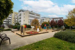 un parco giochi in un parco di fronte a un edificio di Malta Apartment Katowicka Pool & Parking by Renters a Poznań