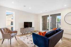 劍橋的住宿－Tailored Stays - Water Street Apartments，带沙发和电视的客厅