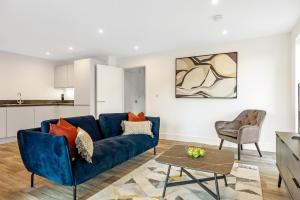 劍橋的住宿－Tailored Stays - Water Street Apartments，客厅配有蓝色的沙发和桌子