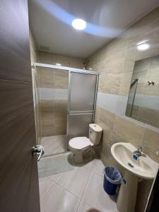 ein Bad mit einer Dusche, einem WC und einem Waschbecken in der Unterkunft Hotel Playa Blanca in Tota