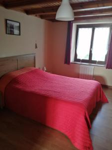 GerbépalにあるAu p'tit bonheur vosgienの窓付きの部屋の赤いベッド1台