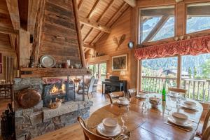 uma sala de jantar com uma mesa e uma lareira em Chalet Eole em Chamonix-Mont-Blanc