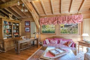 uma sala de estar com um sofá e uma mesa em Chalet Eole em Chamonix-Mont-Blanc