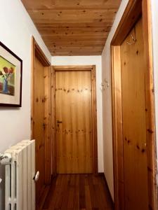 a hallway with a wooden door in a house at Porta degli Elfi-Residence San Vito in Pescocostanzo