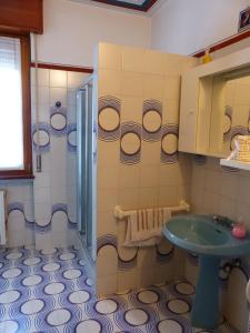 a bathroom with a sink and a shower at Cuscino e Caffé in Rescaldina