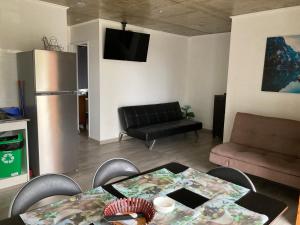 - un salon avec une table et un canapé dans l'établissement Departamentos Lipangue, à Algarrobo