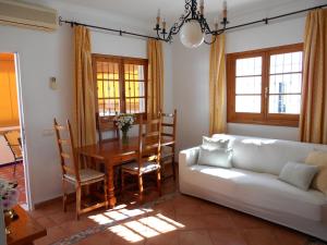 Una sala de estar con un sofá blanco y una mesa. en Penthouse Sleeps 4 with Private Garden, en Chipiona 38 fotos más