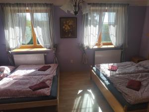 Posteľ alebo postele v izbe v ubytovaní Chalupa NA ZEMI 211, Andělská Hora