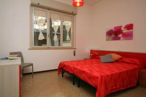 リニャーノ・サッビアドーロにあるVille Alba e Alessandraのベッドルーム1室(赤いベッド1台、窓付)