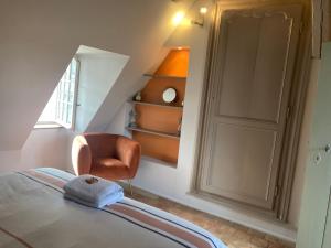 Ένα ή περισσότερα κρεβάτια σε δωμάτιο στο Chambre Capucine