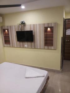 TV a/nebo společenská místnost v ubytování Hotel Rayan Inn