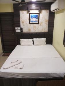 Postel nebo postele na pokoji v ubytování Hotel Rayan Inn