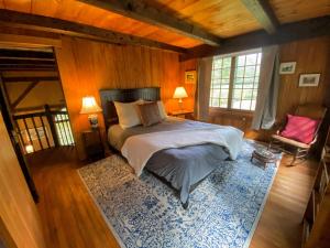 1 dormitorio con cama y alfombra azul en 201HH - grand historic home with tasteful updates and old charm - WiFi TV Grill en Lisbon