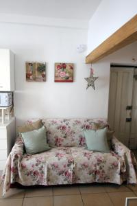 un divano con una coperta in una stanza di Appartamento Simona a Castiglione dei Pepoli