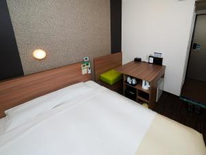 Postel nebo postele na pokoji v ubytování Super Hotel Shinjuku Kabukicho