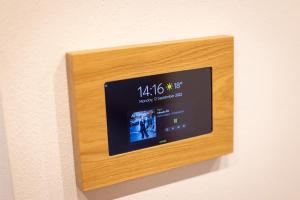 un reloj digital en una pared en una pared en FESH LIVING en Kaprun