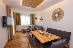 TV a/nebo společenská místnost v ubytování FESH LIVING