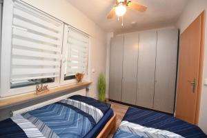 1 dormitorio con cama y ventana en Ferienwohnung Emma en Wetzlar